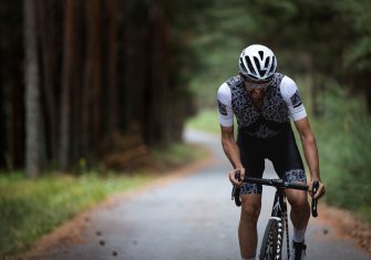 Alberto Contador completa el reto Everesting en Navapelegrín
