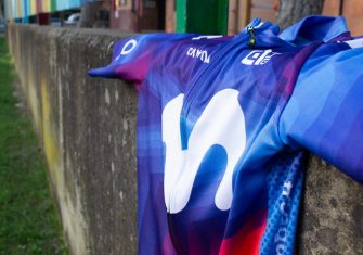 Movistar Team, nuevo maillot multicolor en la Strade Bianche