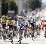 Andrea-Bagioli-primoz-roglic-tom-dumoulin-kometa-Tour-de-l_Ain-2020-etapa1