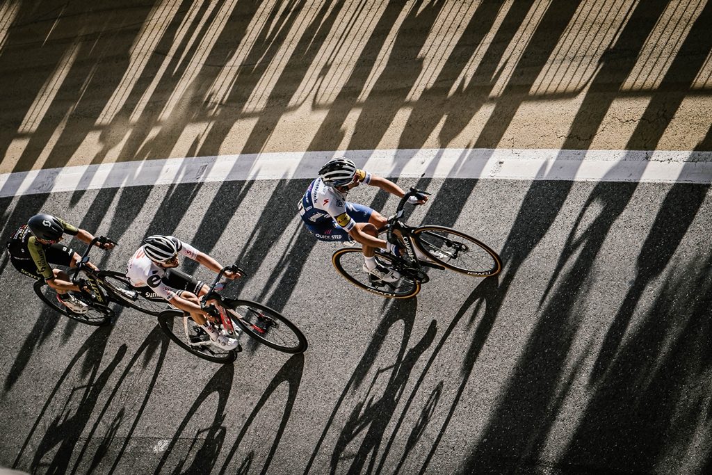 Julian-Alaphilippe-deceuninck-marc-hirschi-adam-yates-tour-francia-2020-etapa2-escapada