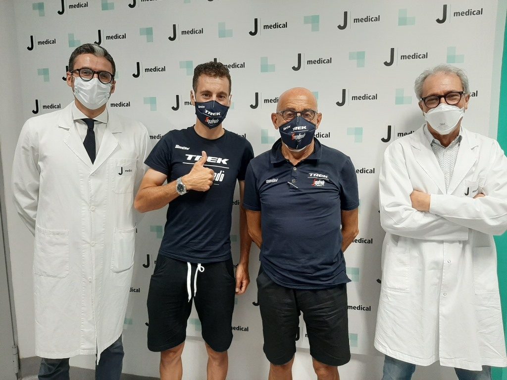 vincenzo-nibali-trek-segafredo-strade-bianche-2020-mano