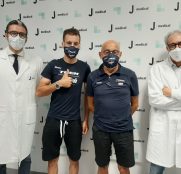 vincenzo-nibali-trek-segafredo-strade-bianche-2020-mano