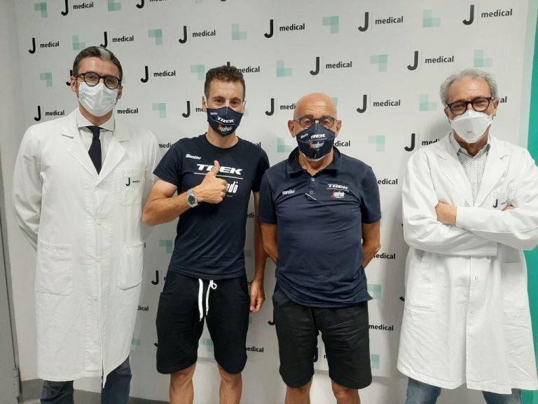 vincenzo-nibali-trek-segafredo-strade-bianche-2020-mano