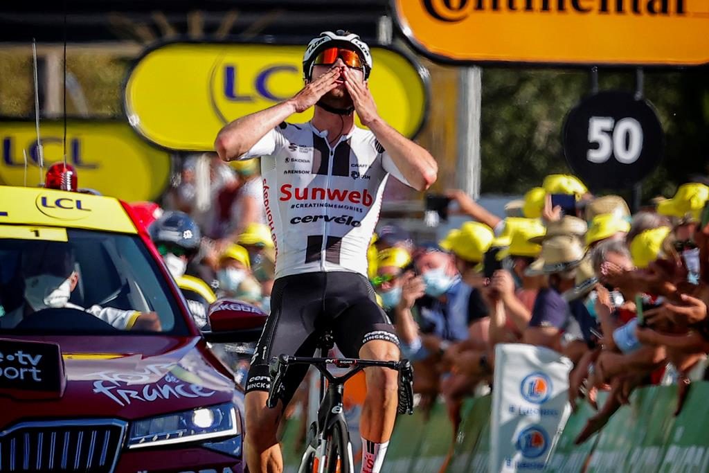 marc-hirschi-team-sunweb-tour-francia-2020-etapa12-meta-celebracion