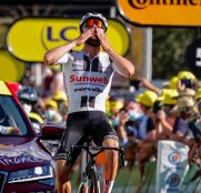 marc-hirschi-team-sunweb-tour-francia-2020-etapa12-meta-celebracion
