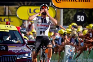 marc-hirschi-team-sunweb-tour-francia-2020-etapa12-meta-celebracion