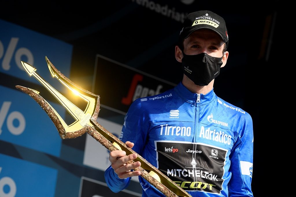 simon-yates-mitchelton-scott-tirreno-adriatico-2020-etapa8-podio-tridente