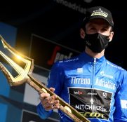 simon-yates-mitchelton-scott-tirreno-adriatico-2020-etapa8-podio-tridente