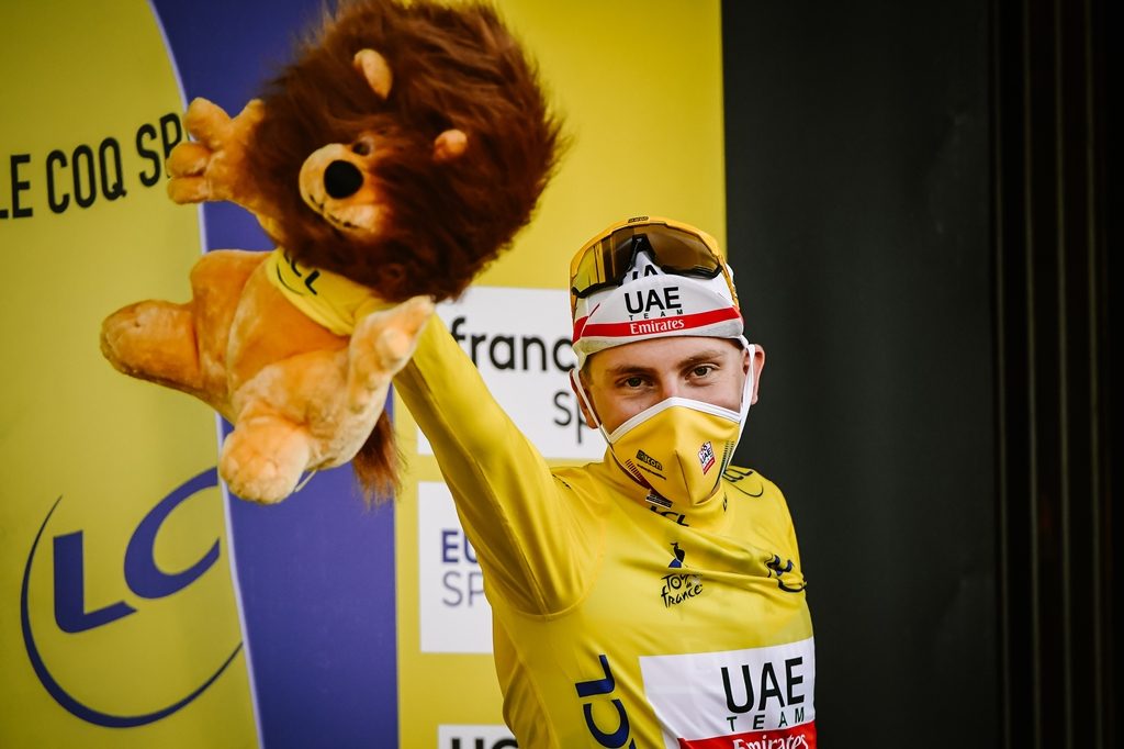 tadej-pogacar-uae-tour-francia-2020-etapa20-podio-amarillo