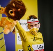 tadej-pogacar-uae-tour-francia-2020-etapa20-podio-amarillo