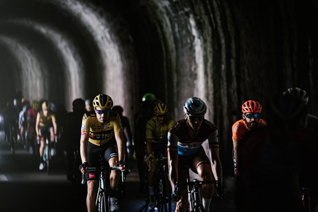 tour-francia-2020-etapa5-peloton-tunel