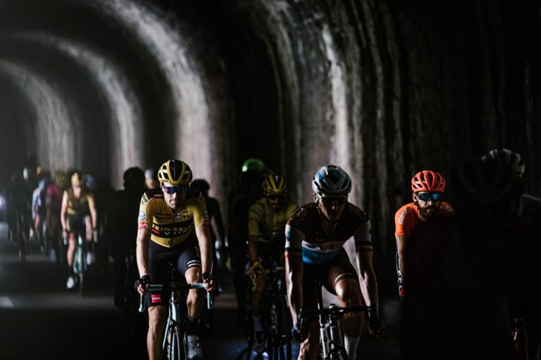 tour-francia-2020-etapa5-peloton-tunel