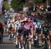 Giro de Italia: Arnaud Démare, triplete en Brindisi (Vídeo)