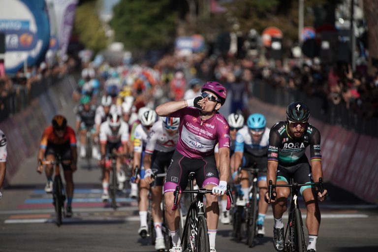 Giro de Italia: Arnaud Démare, triplete en Brindisi (Vídeo)