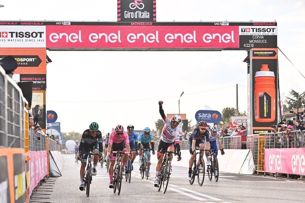 13ª etapa: 1 ULISSI Diego UAE-Team Emirates 4:22:18 2 ALMEIDA João Deceuninck – Quick Step m.t. 3 KONRAD Patrick BORA – hansgrohe m.t. 4 GEOGHEGAN HART Tao INEOS Grenadiers m.t. 5 HONORÉ Mikkel Frølich Deceuninck – Quick Step m.t. 6 SAMITIER Sergio Movistar Team m.t. 7 FUGLSANG Jakob Astana Pro Team m.t. 8 BILBAO Pello Bahrain – McLaren m.t. 9 NIBALI Vincenzo Trek – Segafredo m.t. 10 HINDLEY Jai Team Sunweb m.t. General: 1 ALMEIDA João Deceuninck – Quick Step 53:43:58 2 KELDERMAN Wilco Team Sunweb 0:40 3 BILBAO Pello Bahrain – McLaren 0:49 4 POZZOVIVO Domenico NTT Pro Cycling 1:03 5 NIBALI Vincenzo Trek – Segafredo 1:07 6 KONRAD Patrick BORA – hansgrohe 1:17 7 HINDLEY Jai Team Sunweb 1:25 8 MAJKA Rafał BORA – hansgrohe 1:27 9 MASNADA Fausto Deceuninck – Quick Step 1:42 10 FUGLSANG Jakob Astana Pro Team 2:26 13 PEDRERO Antonio Movistar Team 3:04 16 SAMITIER Sergio Movistar Team 8:49 Giro de Italia: Diego Ulissi vence en Monselice (Vídeo)