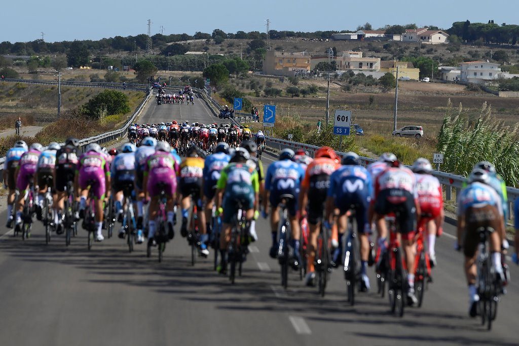 giro-italia-2020-peloton-abanicos