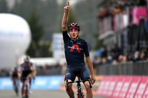 tao-geoghegan-hart-ineos-giro-italia-2020-etapa15-meta