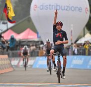 tao-geoghegan-hart-ineos-giro-italia-2020-etapa15-meta-piancavallo