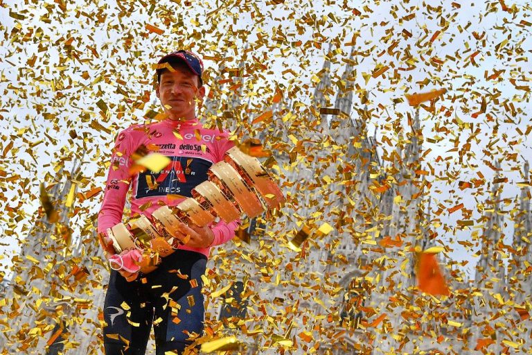 tao-geoghegan-hart-ineos-grenadiers-giro-italia-2020-etapa21-podio