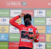 richard-carapaz-ineos-grenadiers-vuelta-españa-2020-etapa12-podio
