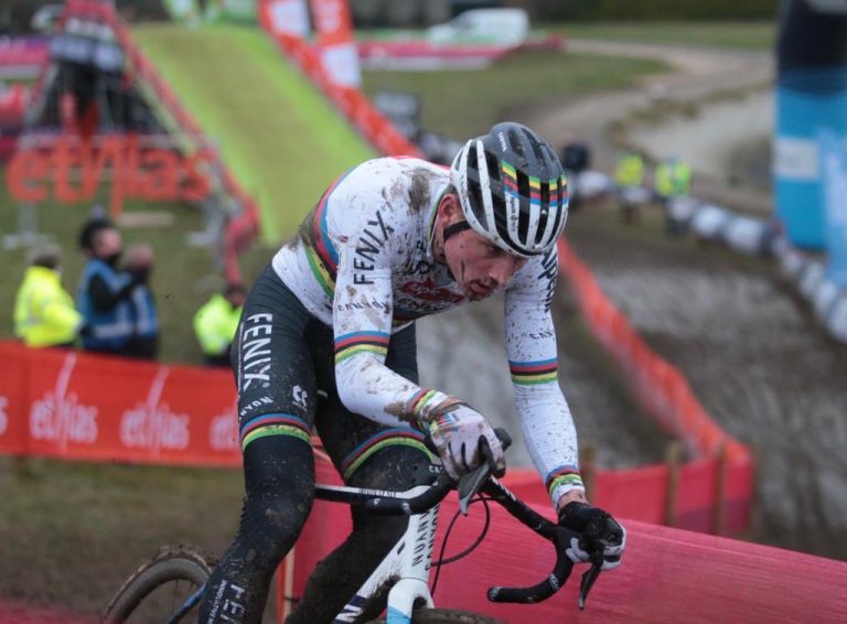 «No hay motivos para el pánico con Mathieu van der Poel»