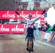 Copa Mundo CX: Wout van Aert doblega a Van der Poel en Overijse