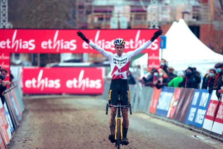 Copa Mundo CX: Wout van Aert doblega a Van der Poel en Overijse