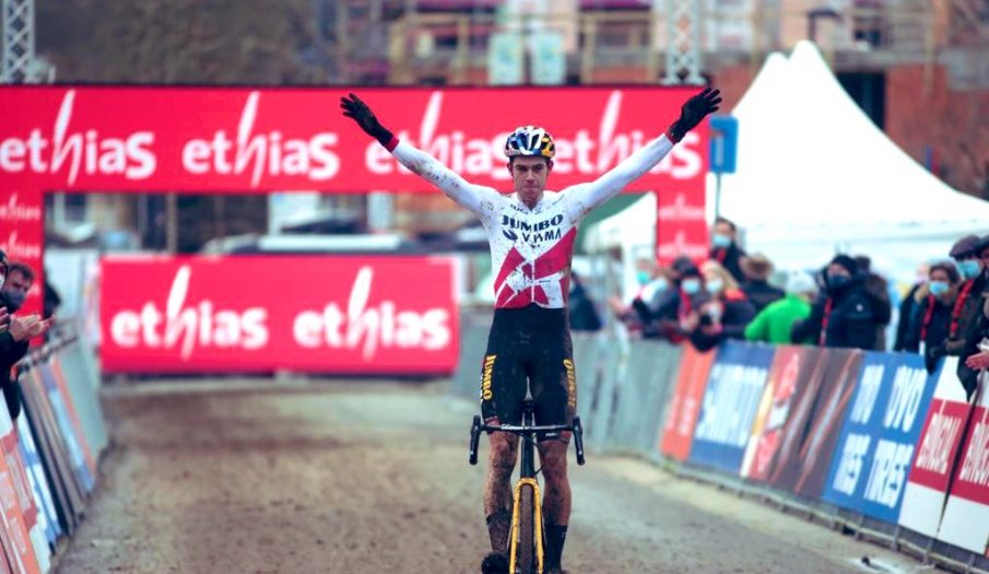 Copa Mundo CX: Wout van Aert doblega a Van der Poel en Overijse