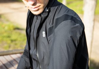 Sportful Aqua Pro Jacket: Alta gama para que la lluvia no nos detenga (Test)