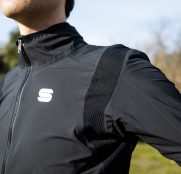 Sportful Aqua Pro Jacket: Alta gama para que la lluvia no nos detenga (Test)