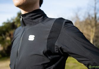 Sportful Aqua Pro Jacket: Alta gama para que la lluvia no nos detenga (Test)