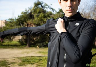 Sportful Aqua Pro Jacket: Alta gama para que la lluvia no nos detenga (Test)