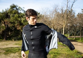 Sportful Aqua Pro Jacket: Alta gama para que la lluvia no nos detenga (Test)