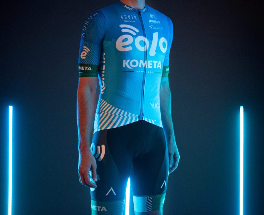 eolo-kometa-nuevo-maillot-2021-1