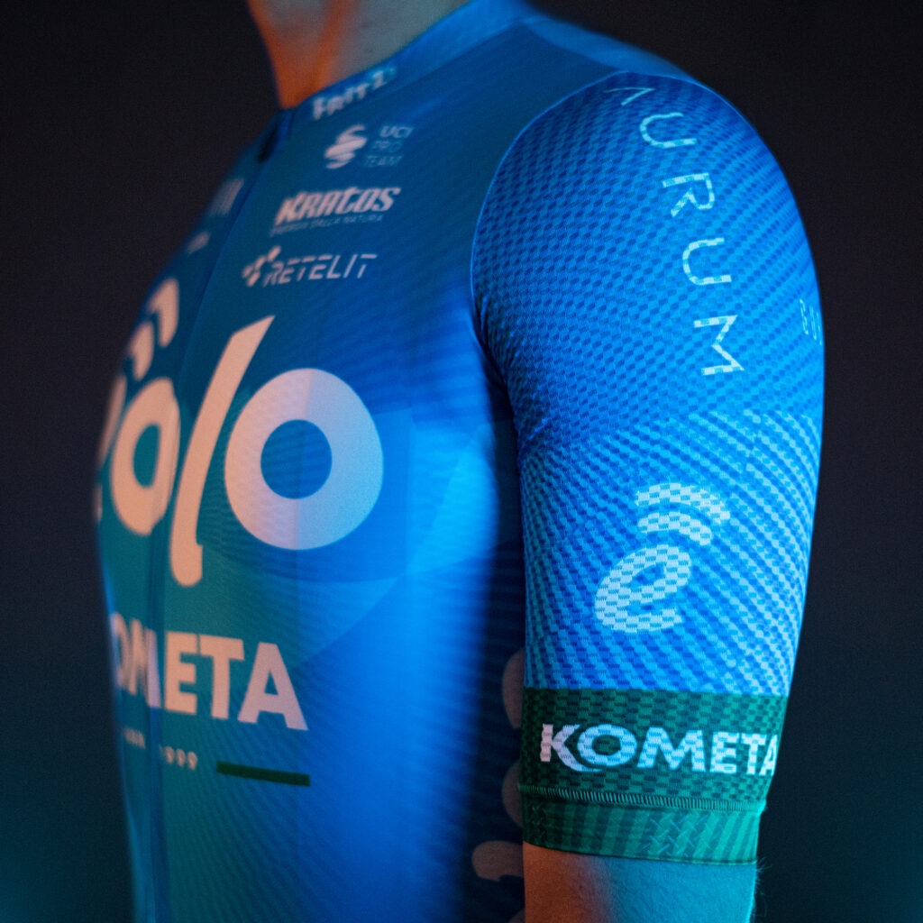 eolo-kometa-nuevo-maillot-2021-2