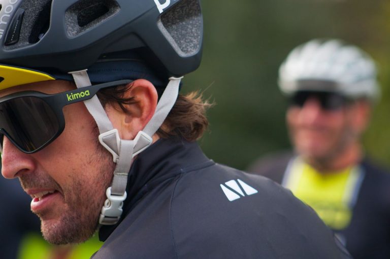 Fernando Alonso, atropellado mientras entrenaba en bicicleta
