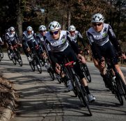 Team Qhubeka-Assos presenta su uniforme blanco y negro