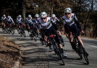 Team Qhubeka-Assos presenta su uniforme blanco y negro