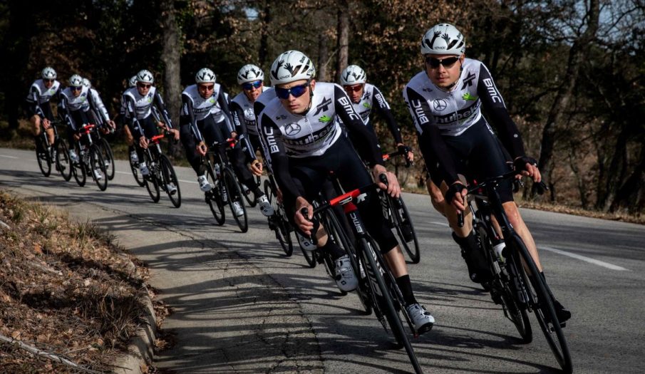 Team Qhubeka-Assos presenta su uniforme blanco y negro