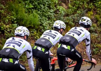 Team Qhubeka-Assos presenta su uniforme blanco y negro