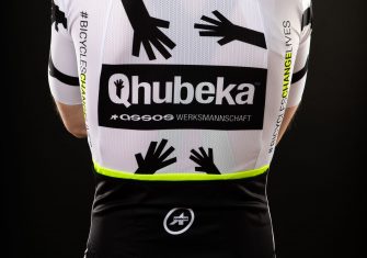 Team Qhubeka-Assos presenta su uniforme blanco y negro