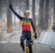 Wout van Aert se impone en el Zilvermeercross de Mol