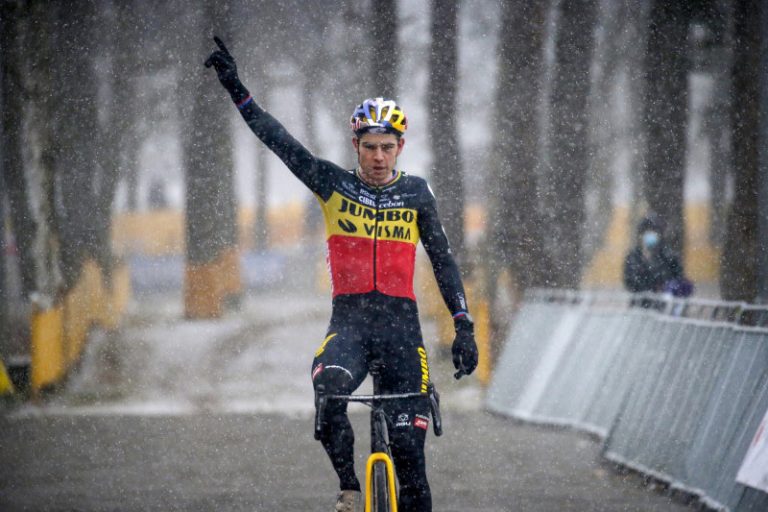 Wout van Aert se impone en el Zilvermeercross de Mol
