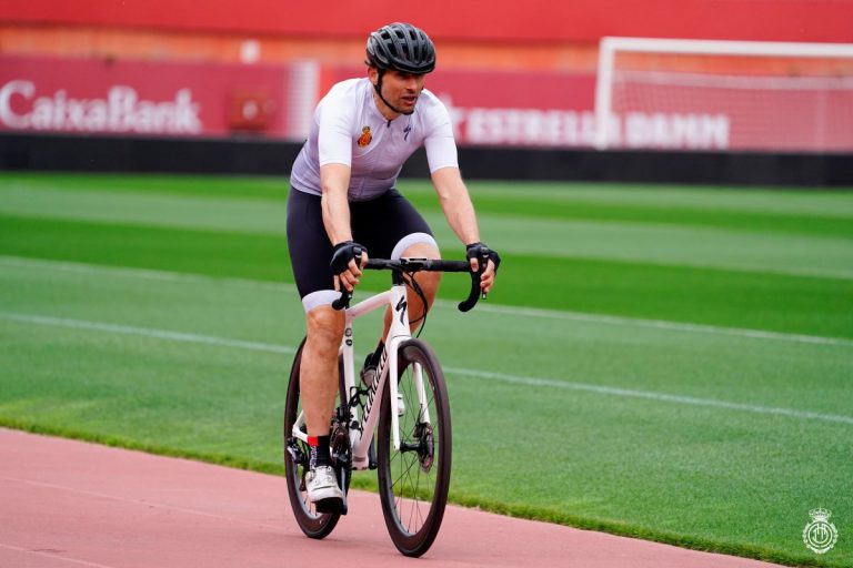 El fracaso del fútbol español y el ejemplo del ciclismo mundial: las cuentas deben cuadrar