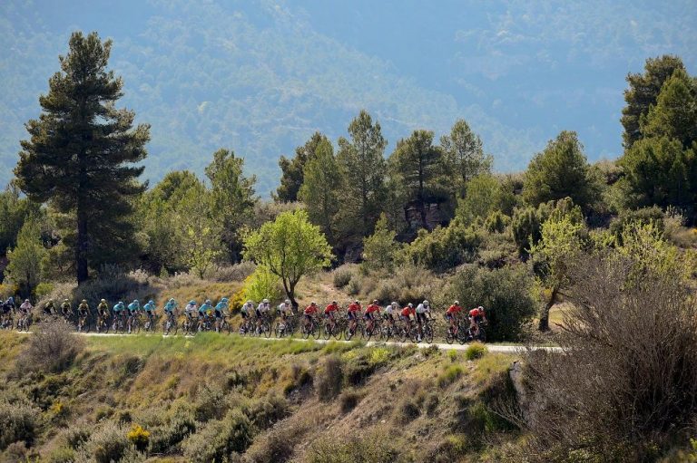 La Volta Catalunya, sin público en llegadas y salidas