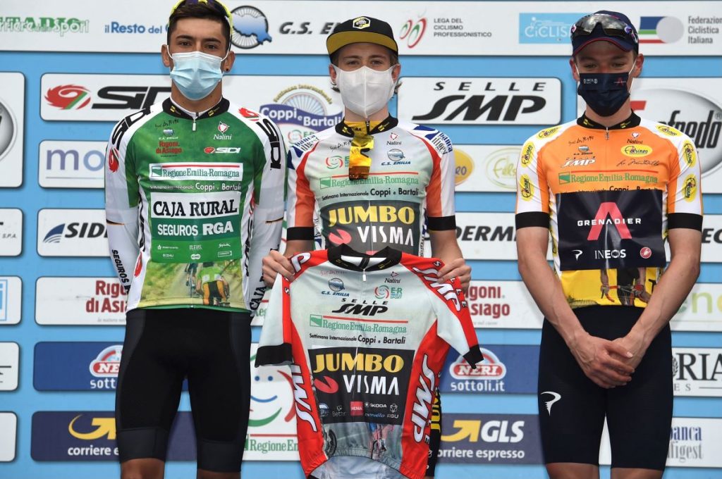 jonas-vingegaard-alejandro-osorio-caja-rural-rga-coppi-bartali-2021-podio-2