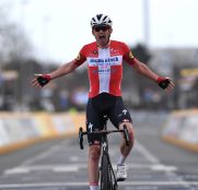 E3 Saxo Bank Classic: Kasper Asgreen alza los brazos en Harelbeke (Vídeo)