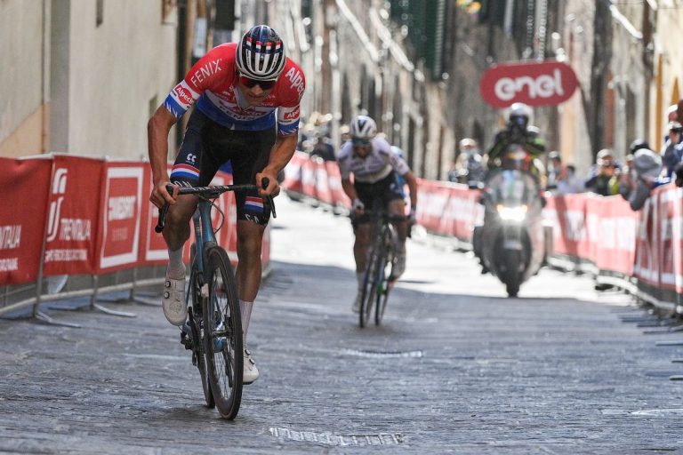 Strade Bianche: Un Mathieu van der Poel superlativo (Vídeo resumen)