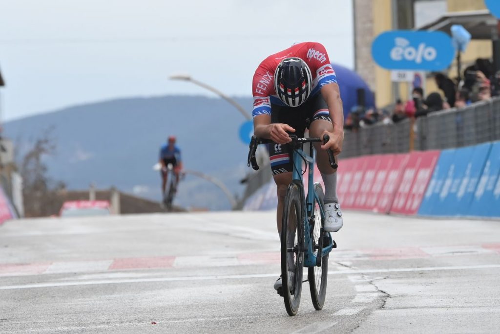 mathieu-van-der-poel-alpecin-fenix-tirreno-adriatico-2021-etapa5-meta