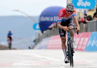 mathieu-van-der-poel-alpecin-fenix-tirreno-adriatico-2021-etapa5-meta-2